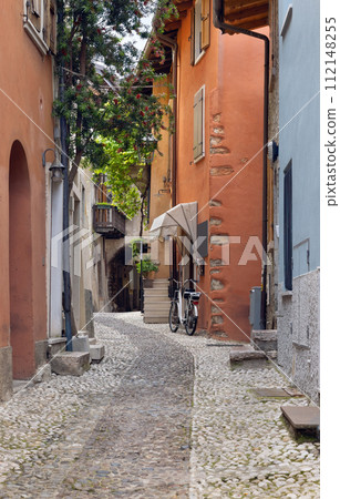 Old streets of Malcesine on the shores of Lake Garda 112148255