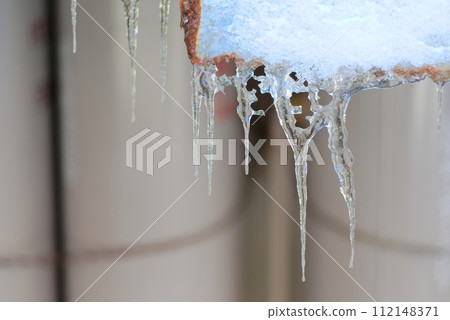 生鏽的鼓上形成的冰柱 112148371