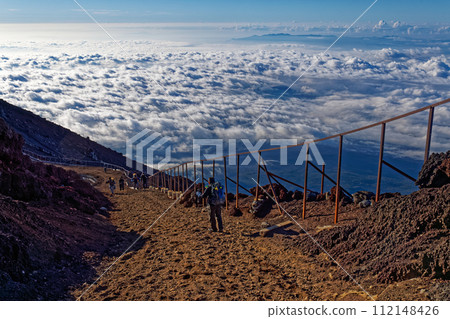 富士山和劍峰附近的登山者和雲海 富士山和劍峰附近的登山者和雲海 112148426