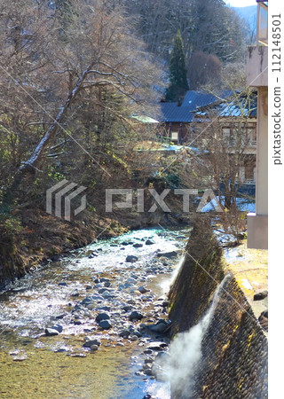 A river in a hot spring town where hot springs flow 112148501