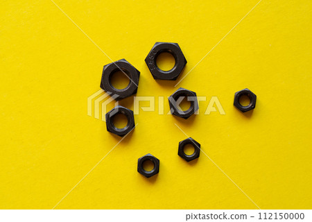 黃色背景上的堅果 112150000