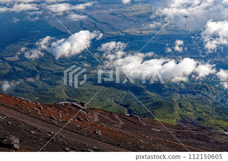 從富士山頂看到的吉田登山道上的山間小屋 112150605