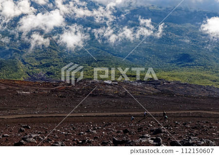 雲彩覆蓋的富士山吉田登山道上的登山者 112150607