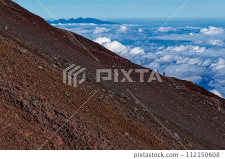 富士山吉田步道和雲端上的八嶽山的登山者 富士山吉田步道和雲端上的八嶽山的登山者 112150608