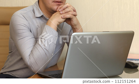 Man with laptop at office 112151264