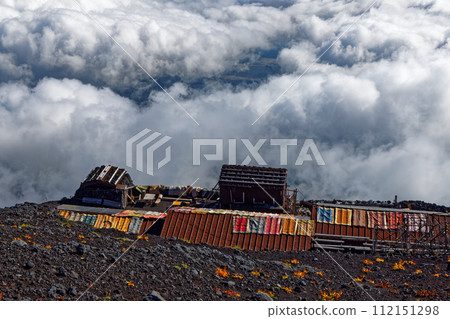 Mountain hut and sea of clouds on the Subashiri mountain trail of Mt. Fuji 112151298