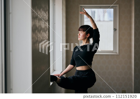 練習舞蹈的年輕女子 112151920