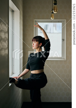 young woman practicing dance 112151921