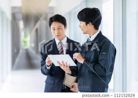 在大樓裡開會的商人 112152029