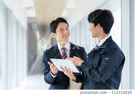 在大樓裡開會的商人 112152030