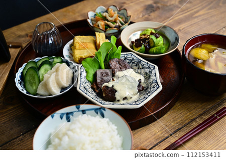 米飯和許多配菜 112153411
