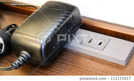 將電源轉接器插入插座 將電源轉接器插入插座 112153817