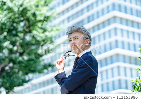 高級男士業務側向抬頭 112153980