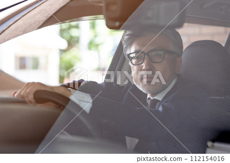 高級男性商務駕駛 112154016