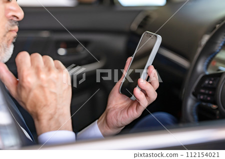 高級男性商務車智慧型手機不露面 112154021