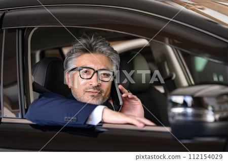 Senior man business car smartphone 112154029