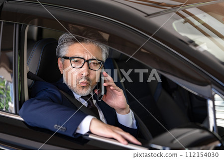 Senior man business car smartphone Senior man business car smartphone 112154030