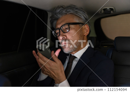 高級男性商務車智慧型手機之夜 112154094