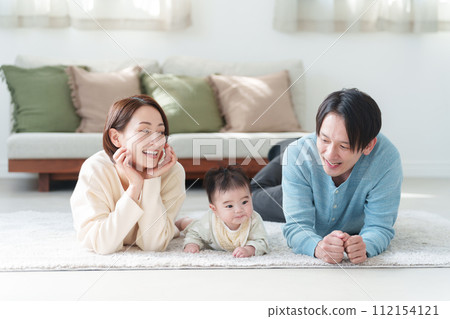 Family with a smile 112154121