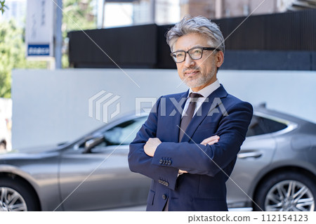 Senior man business favorite car 112154123