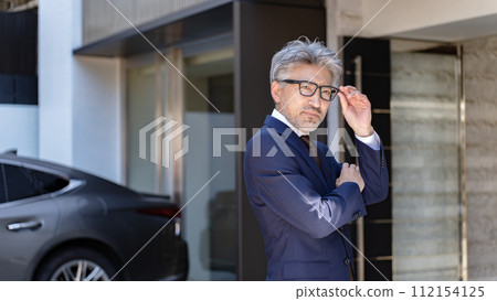 Senior man business favorite car Senior man business favorite car 112154125