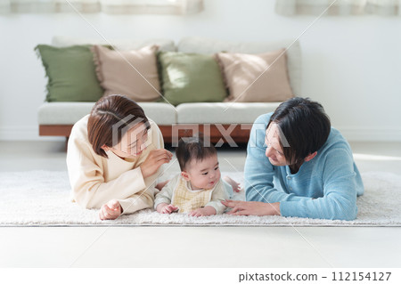 面帶微笑的家庭 面帶微笑的家庭 112154127