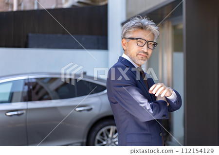 Senior man business favorite car Senior man business favorite car 112154129