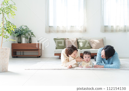 Family with a smile 112154130