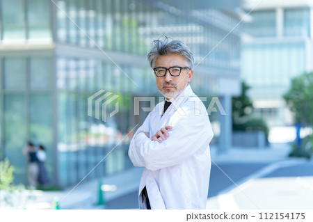高級男性，白大褂，雙臂交叉 112154175