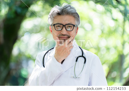 高級男醫生綠色 112154233