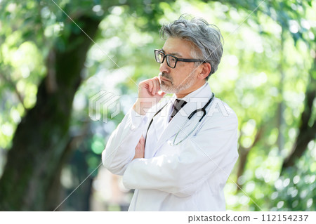 Senior male doctor worried 112154237