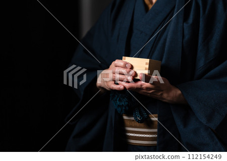 Senior man, kimono, alcohol, faceless 112154249