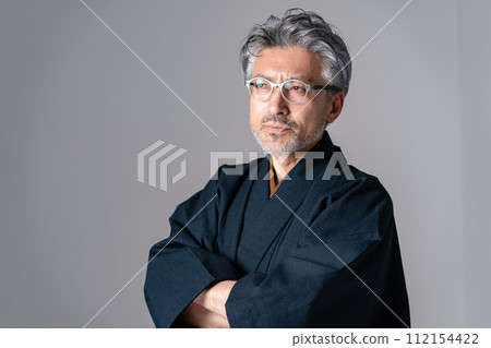 高級男性和服灰色雙臂交叉 112154422