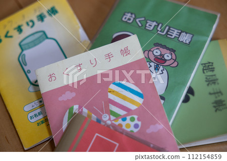 一堆醫藥筆記本 一堆醫藥筆記本 112154859