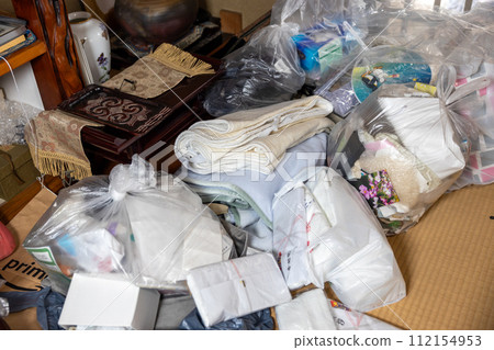 日式房間裡正在整理家裡的物品。 日式房間裡正在整理家裡的物品。 112154953