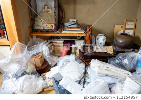 日式房間裡正在整理家裡的物品。 112154957
