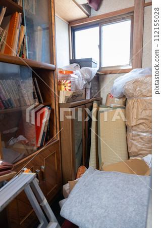 儲藏室正在整理家裡的物品 儲藏室正在整理家裡的物品 112155028