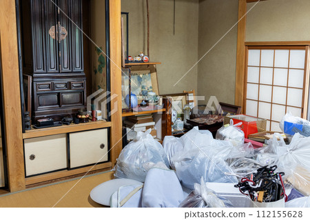 A Japanese-style room where the belongings of the family home are being sorted out. 112155628
