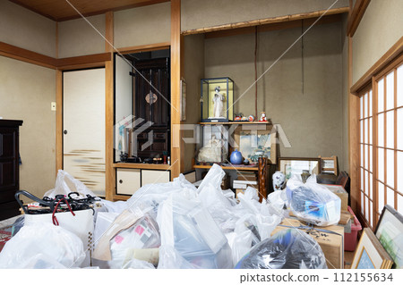 A Japanese-style room where the belongings of the family home are being sorted out. 112155634