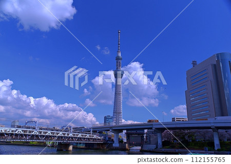 Sumida River and Sky Tree on a clear day 112155765