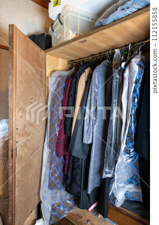 我父母衣櫃裡的舊衣櫃 112155858