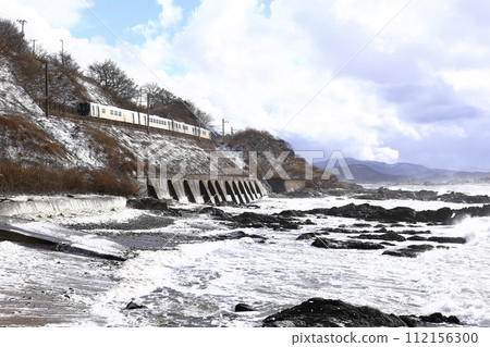 冬季,羽越本線沿著笹川行駛 冬季,羽越本線沿著笹川行駛 112156300