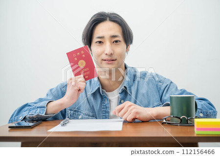 拿著護照的年輕人 112156466