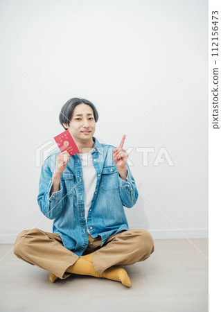 拿著護照的年輕人 112156473