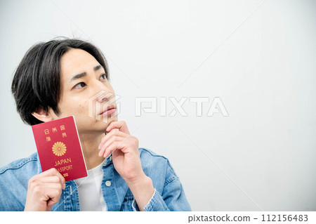 拿著護照的年輕人 112156483