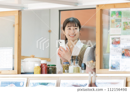 Kitchen car lunch smartphone 112156498