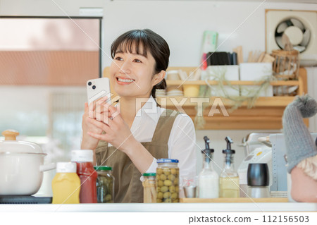 Kitchen car lunch smartphone 112156503