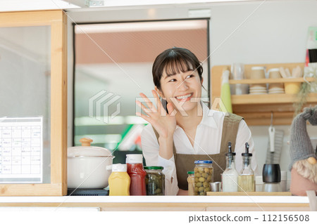 廚房車工作婦女揮手 112156508