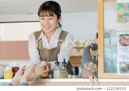 廚房車：傳遞午餐盒的女人 112156533