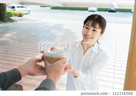 一名婦女從廚房車裡買午餐 112156568